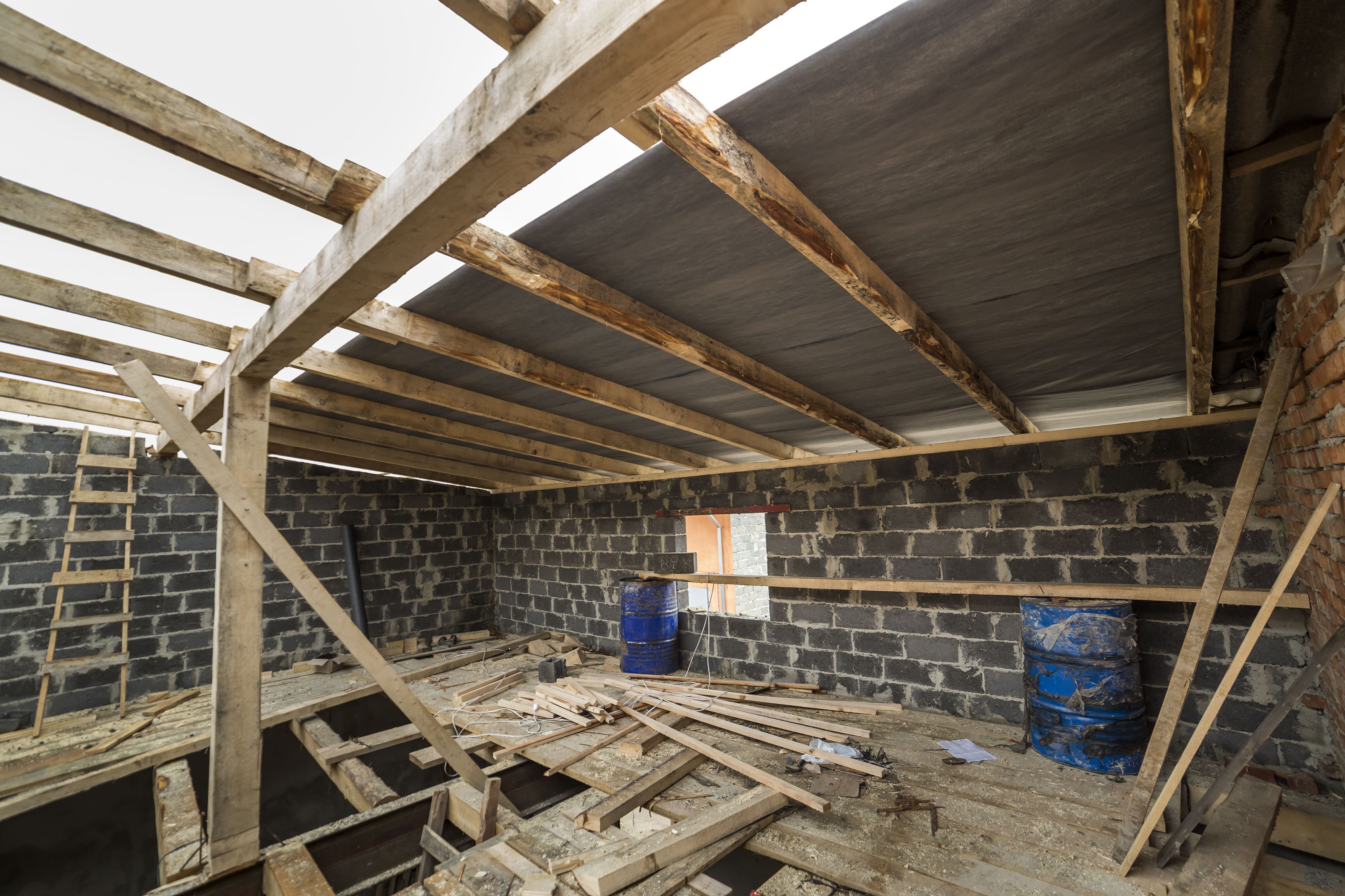 Extension de maison en bois, toit plat.