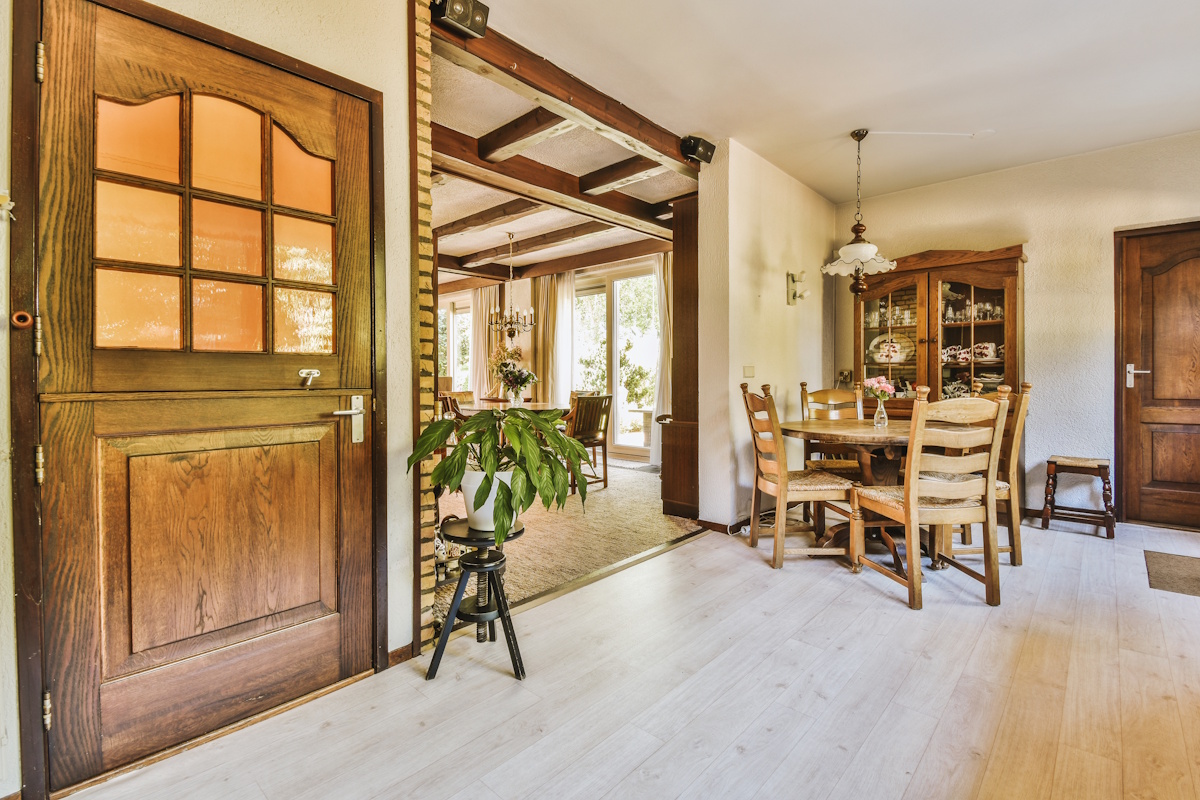 Séjour lumineux de longère normande