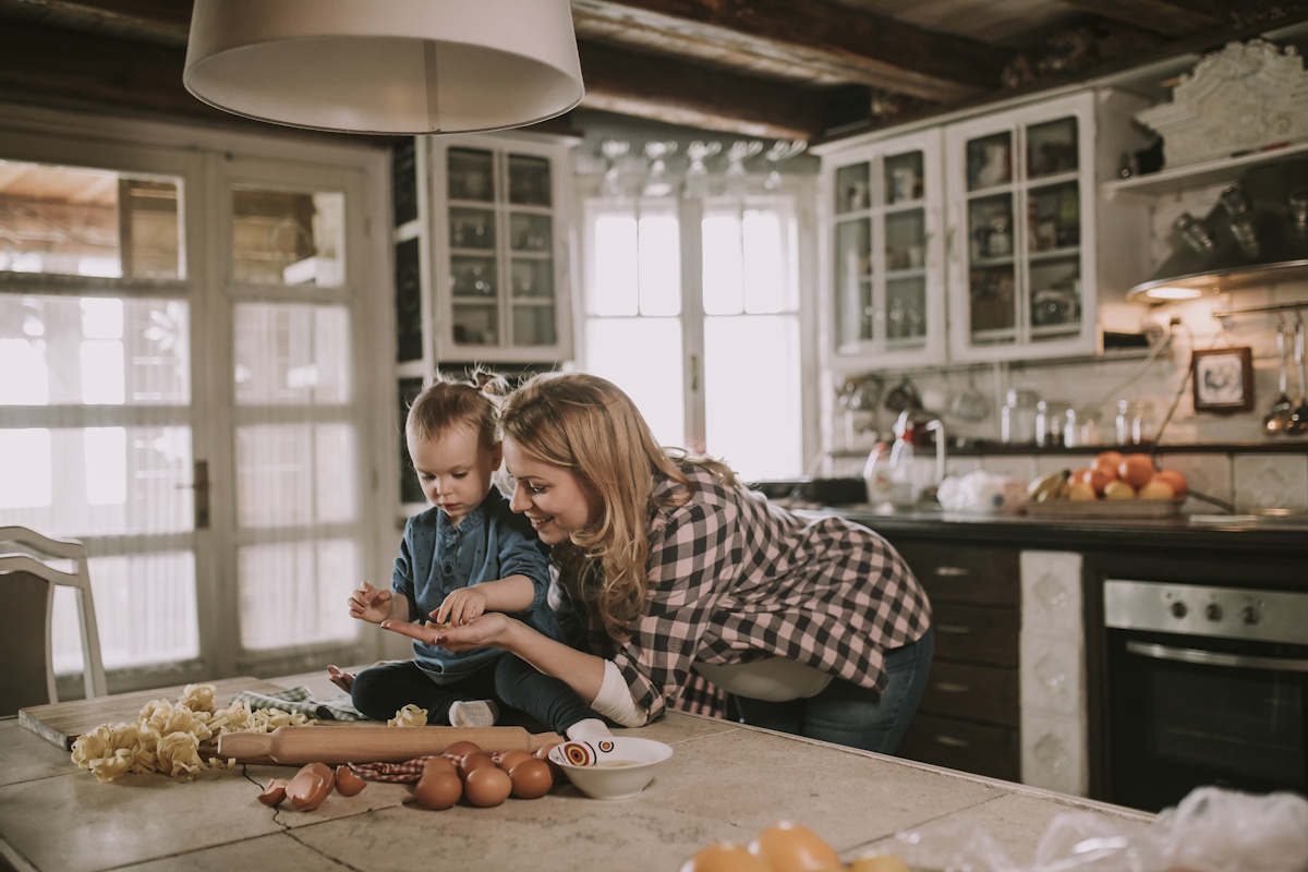 Une femme et sa fille dans la cuisine d'une longère rénovée