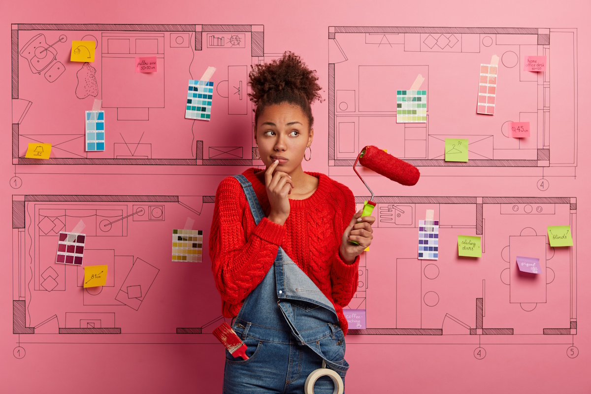 Une jeune femme de demande comment se faire accompagner pour sa rénovation de maison