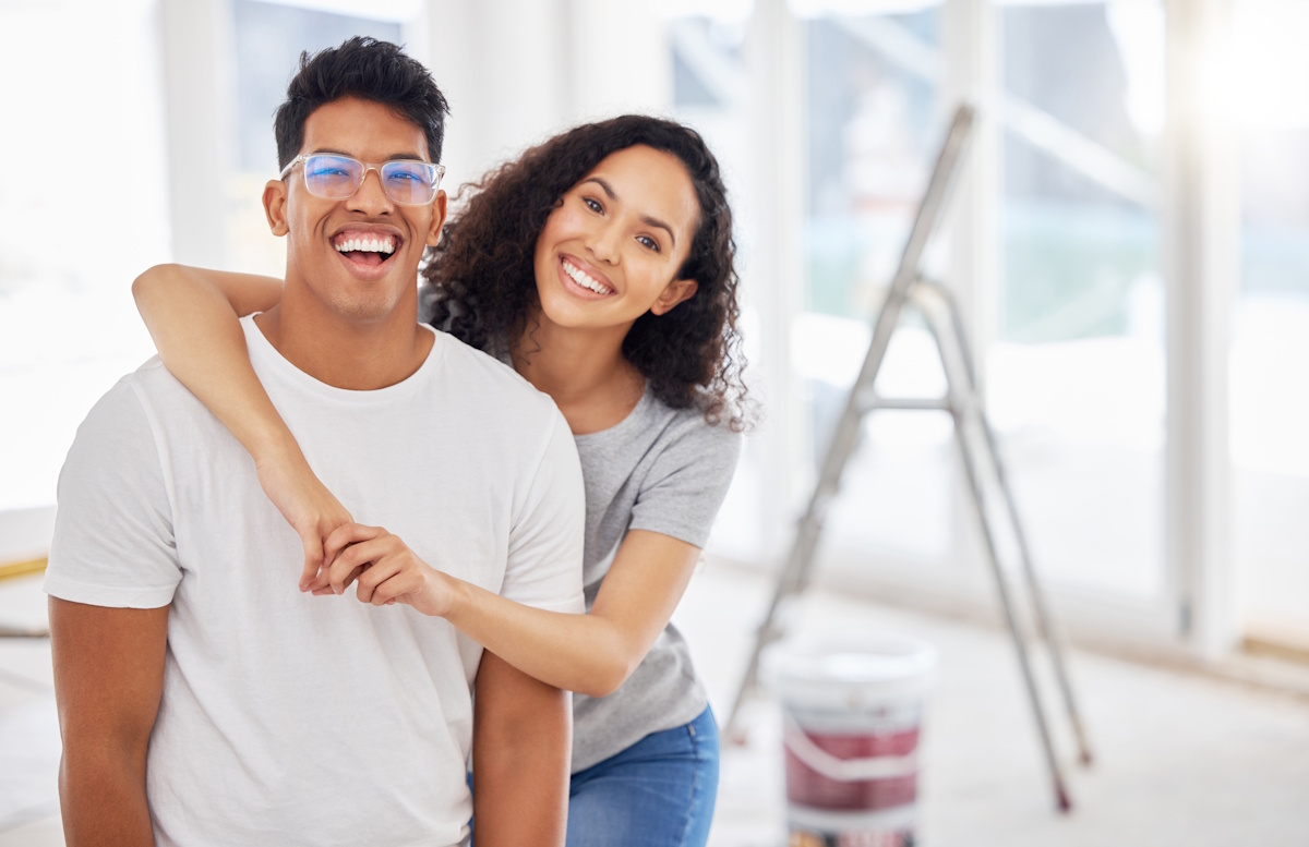 Jeune couple heureux d'être bien accompagné par leur courtier en travaux dans l'Orne