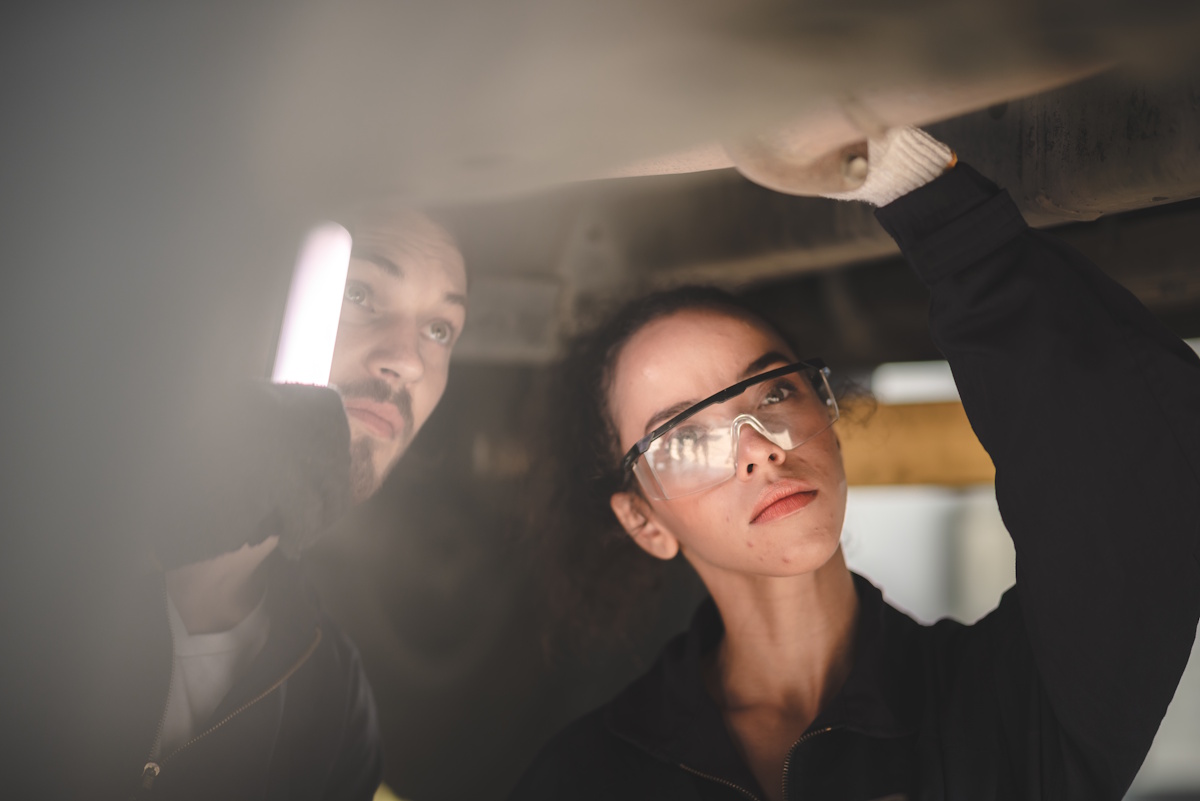 Une experte en bâtiment inspecte une toiture