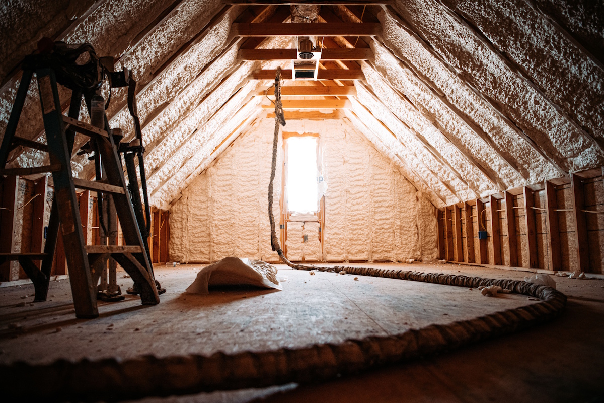 Travaux d'isolation des combles d'une maison dans l'Orne